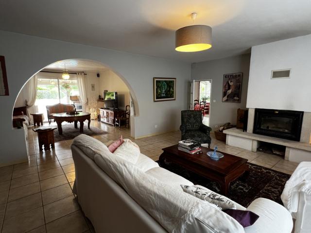 Maison rénovée coeur de village jardin piscine