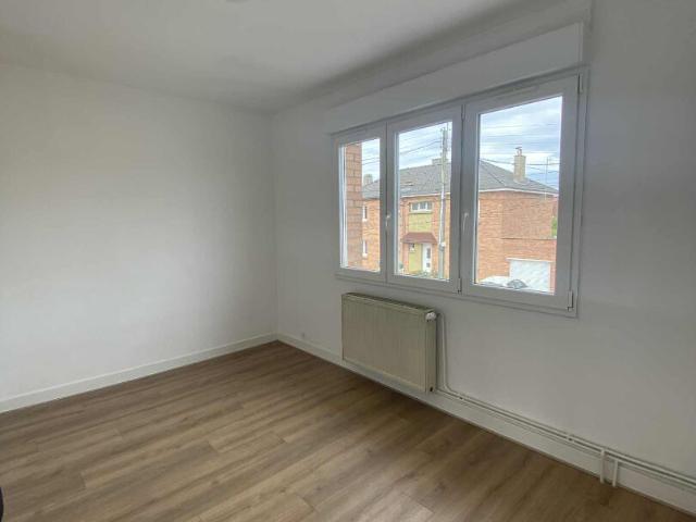 Maison rénovée de 70 m², trois chambres, jardin, sous sol, garage., Auchel