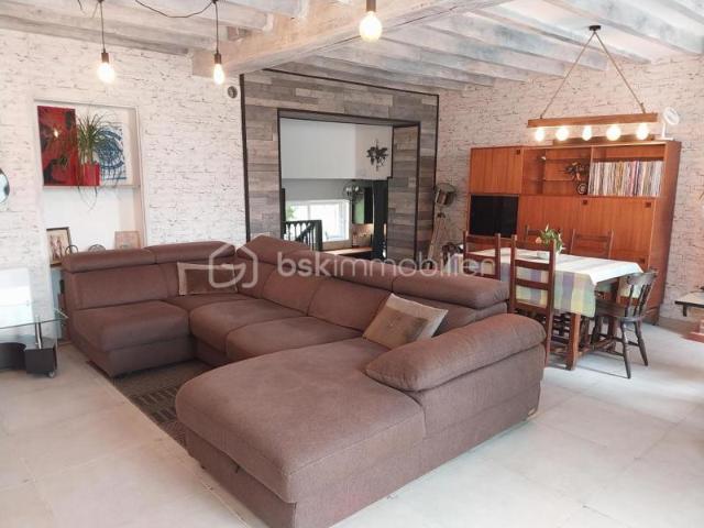 Maison rénovée de 103 m2 avec garage et dépendance Terrain de 2500 m2