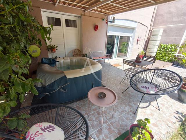 Maison rénovée de 105m² avec jardin arboré, véranda, climatisation et panneaux solaires