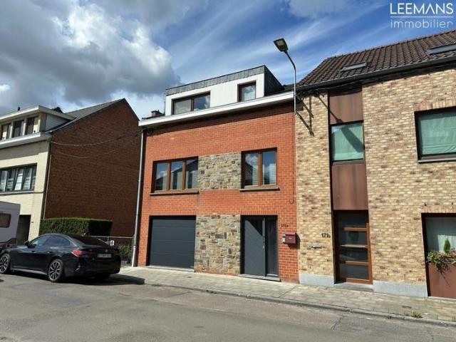 Maison rénovée de 160m² avec 2 chambres, garage et jardin