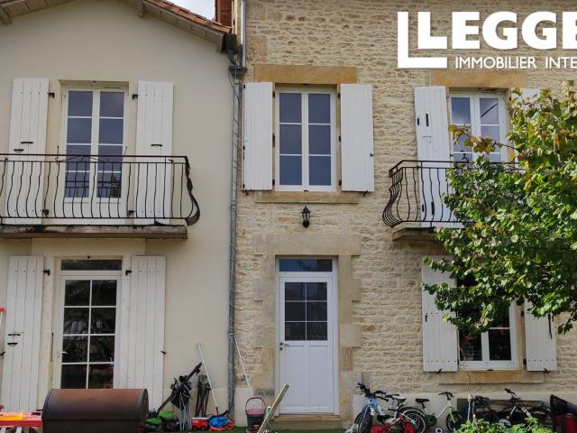 Maison rénovée de trois chambres avec locataire en place, payant un loyer mensuel de 600 €, grange et jardin