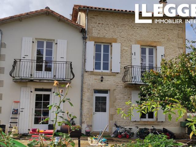 Maison rénovée de trois chambres avec locataire en place, payant un loyer mensuel de 600 €, grange et jardin