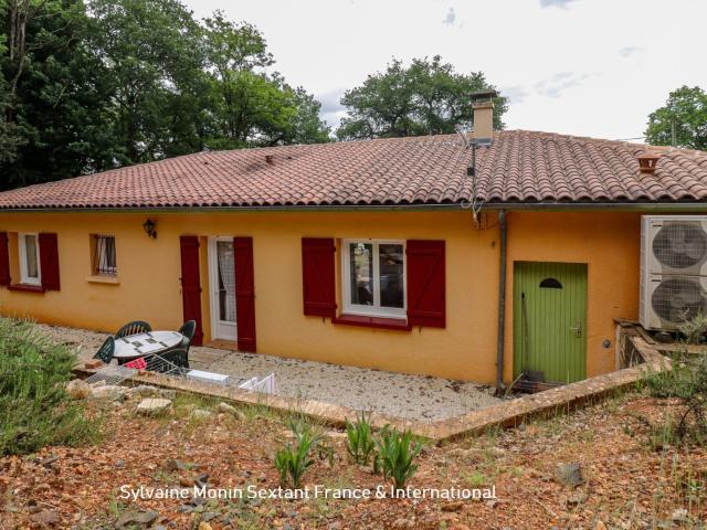 Maison rénovée de plain pied avec jardin au calme