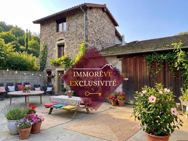 Maison rénovée, dépendances, écuries, carrière 1,9 ha de terrain