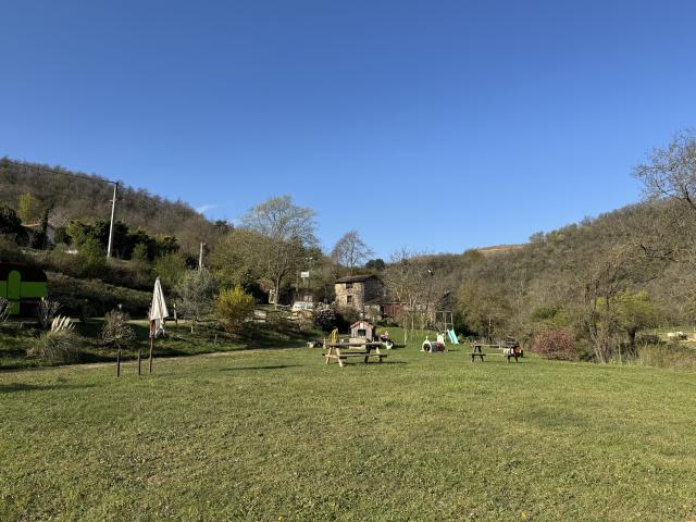 Maison rénovée, dépendances, écuries, carrière 1,9 ha de terrain