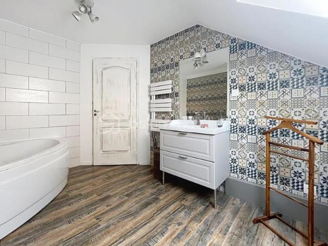 MAISON RENOVEE JARDIN ET DOUBLE GARAGE POTENTIEL