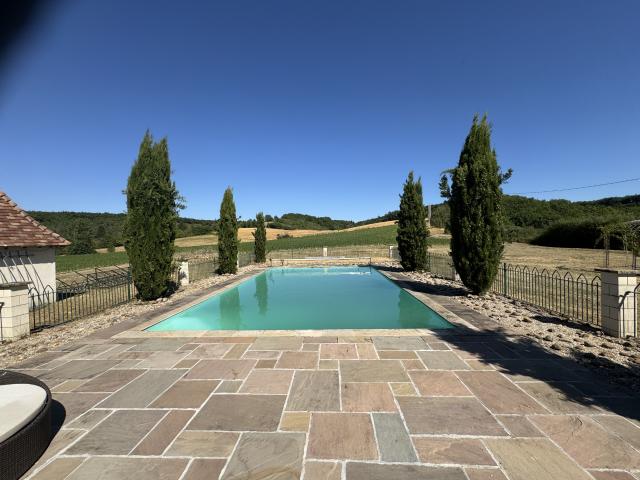Maison Restaurée avec Goût, Gîte Indépendant, Piscine et Vue sur les Montagnes