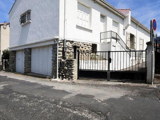 Maison, Ria Sirach