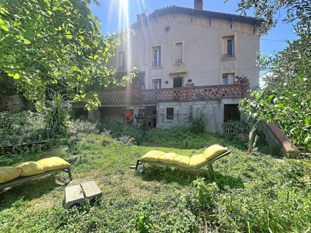 Maison, Ria Sirach