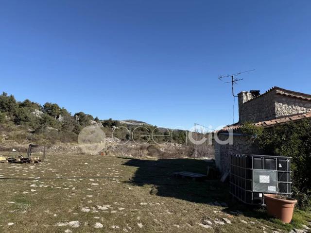 Maison rustique avec terrain de 10 hectares à Saint Vallier de Thiey
