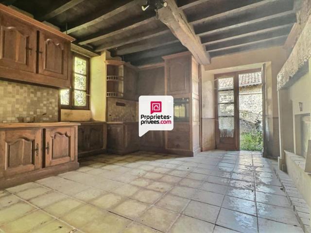 Maison T2/3 d'env. 98m² à réhabiliter en plein coeur du bourg de SAINT AQUILIN 24110