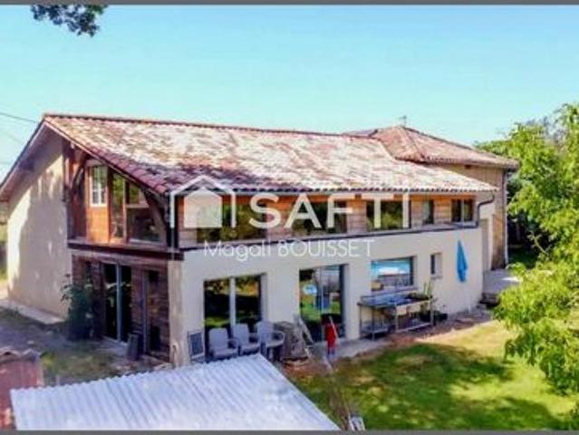 Maison T3 de 93m² et grange attenante d'une surface environ de 155m2, comprenant notamment une cuisine ouverte sur une salle à manger, une salle d’eau, une grande pièce, deux chambres, dortoirs de 10 couchages, un WC indépendant