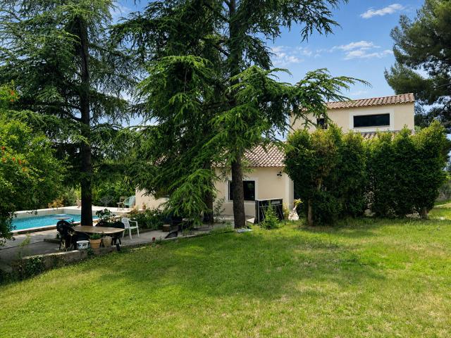 Maison T4 200m2 sur 2500m2 de terrain avec piscine, garages, cave, dépendances à ALLAUCH 13190