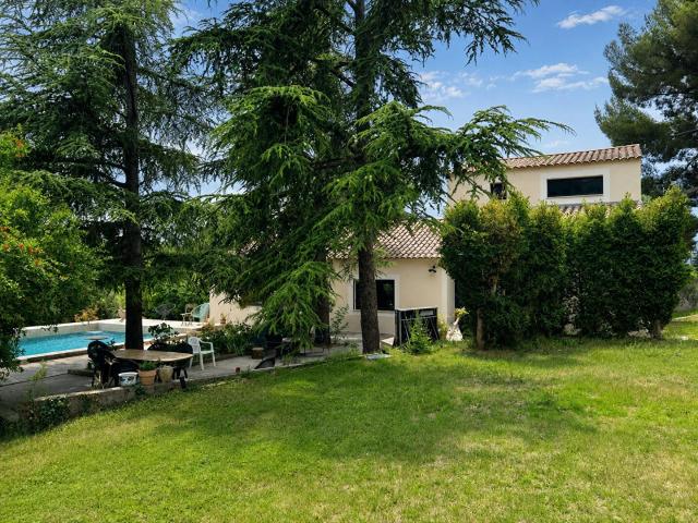 Maison T4 200m² sur 2500m² de terrain avec piscine, garages, cav