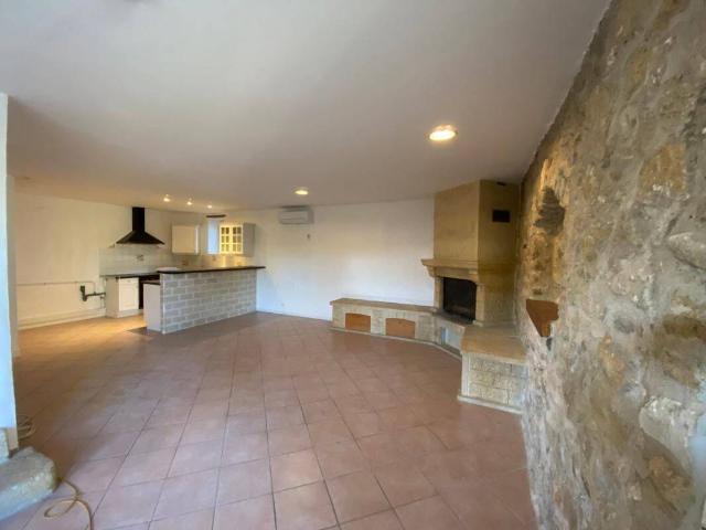 Maison T4 avec terrasse, cour privative et parking