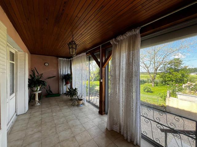 Maison T5/6 d'env. 200 m2 avec étang, verger et nombreuses annexes sur SANILHAC 24660