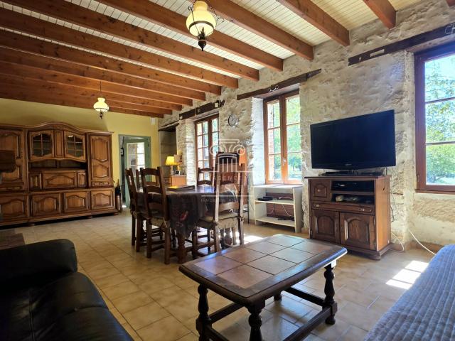 MAISON T5 121M2 EN CAMPAGNE AVEC TERRAIN DE PLUS DE 2HA ET DEPENDANCES / PROCHE MONTREAL