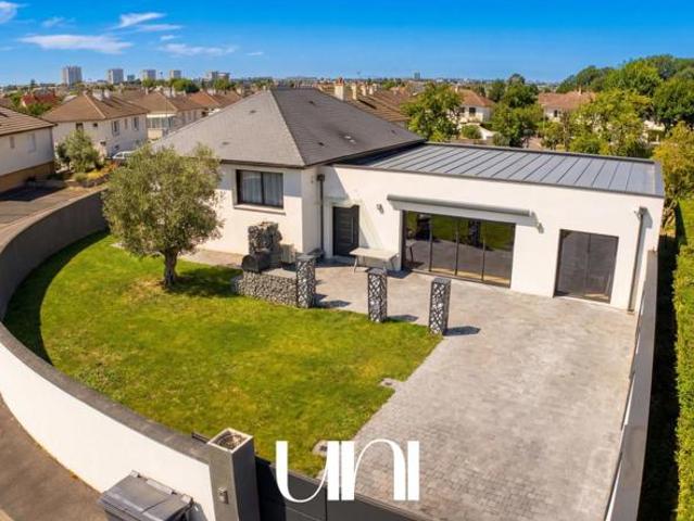 Maison 5 pièces de 160m2 avec sous sol Cormelles le Royal
