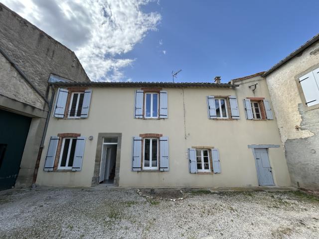 maison t5 avec petite remise et devant de porte