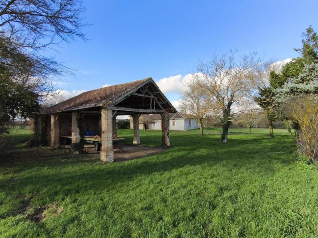 Maison T5 avec pigeonnier et grange avec terrain de plus 8 h