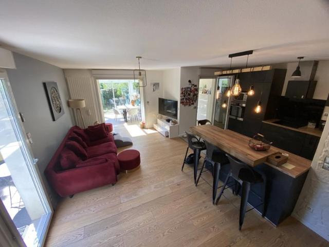 Maison T5 de 100 m2 avec véranda et garage sur 260 m2 de terrain. Située dans une copropriété très calme au centre de Vif