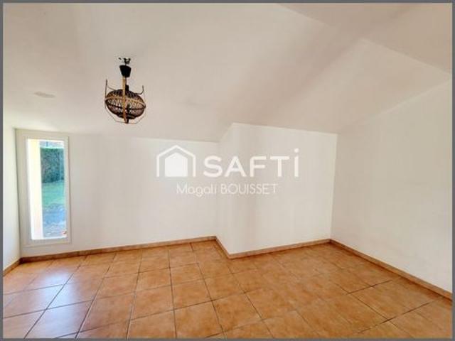 Maison T5 de 125m², Trois chambres et dont deux chambres et salle d'eau en rez de chaussée, un bureau, une terrasse, deux abris jardin, une piscine, terrain 1115m², idéale pour une famille. Des devis sont disponibles