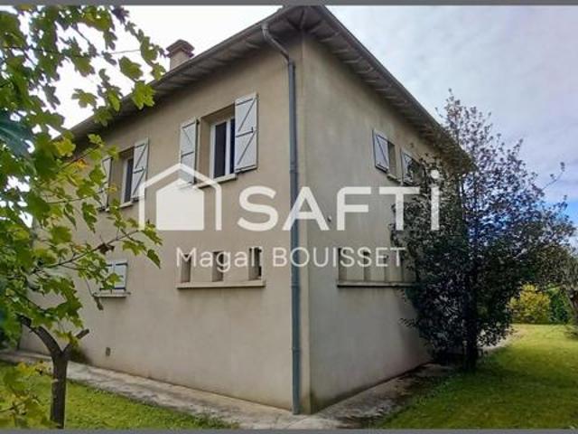 Maison T5 de 140m², 4 chambres, balcon traversant et vue dégagée, un garage de plus de 35m², jardin de 1100m². Devis sont disponibles
