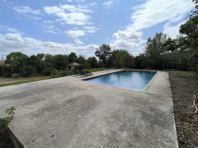 Maison T5 de 237 m2 avec piscine et terrain paysagé clôturé