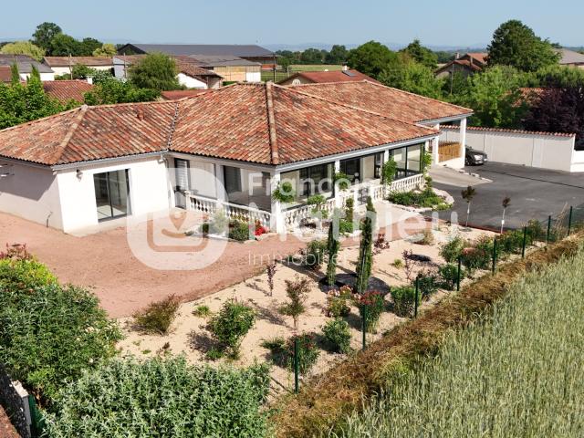 Maison T5 de plain pied d'environ 170m2 avec garage double, terrasse, véranda et terrain