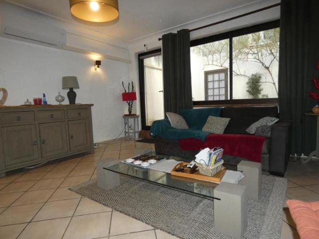 Maison T5 d'environ 104m² avec jolie cour intérieure, 2 terrasses et un garage habitation de 90m²