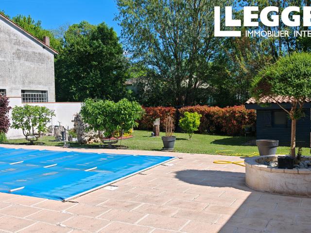 Villa rénovée avec goût, piscine chauffée et jardin paysager