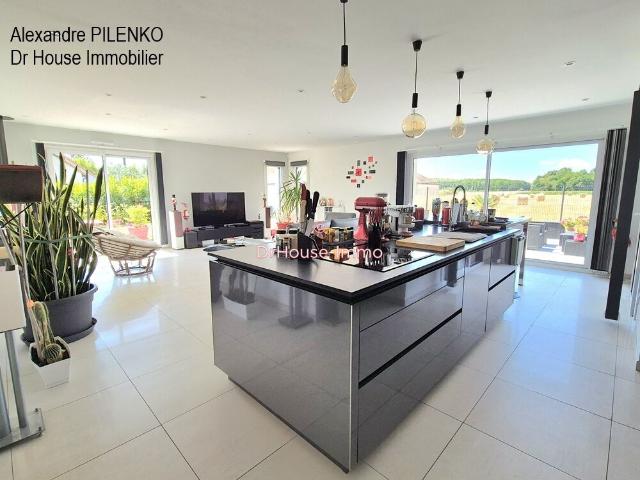 Maison T5 plain pied 122m2 piscine chauffée garage terrain clos 861m2