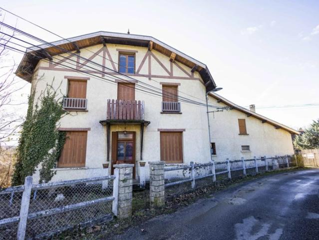 Maison T5 + T6 + grange