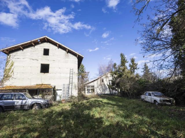 Maison T5 + T6 + grange