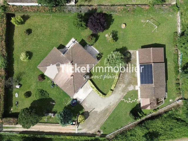 Maison T6 137m2 Avec Annexe Studio De 30m2, Garage De 60m2. 136m² Merville
