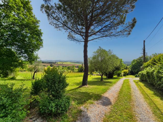 Maison T6 de 172m2 avec piscine et garage sur terrain de 2,8