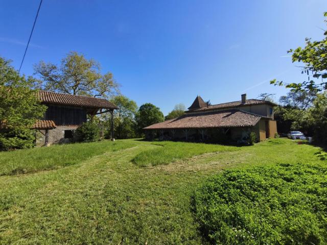 Maison T7 de 204 m2 avec pigeonnier et dépendances sur une t