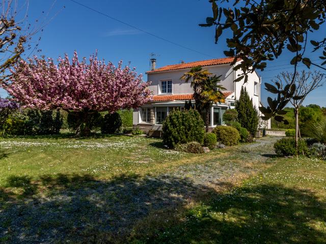 MAISON T7, RÉNOVÉE, AVEC SPA DE NAGE, DÉPENDANCES ET TERRAIN DE 1 HECTARE
