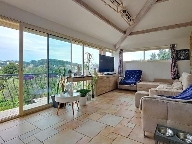 Maison T8 avec piscine et vue dégagée