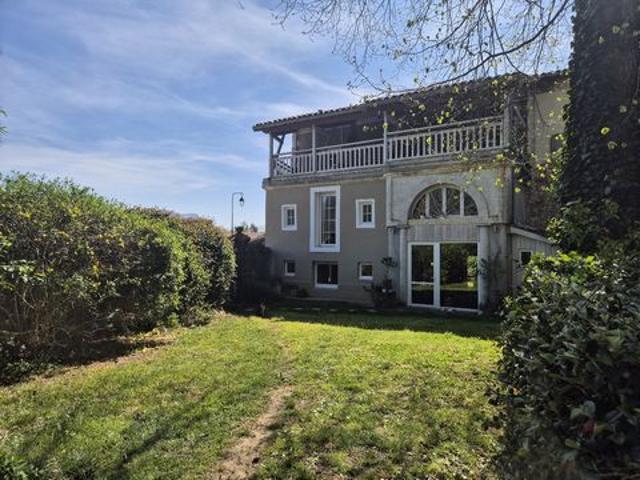 Maison T 8 de 211 m² sur terrain de 948 m² avec piscine
