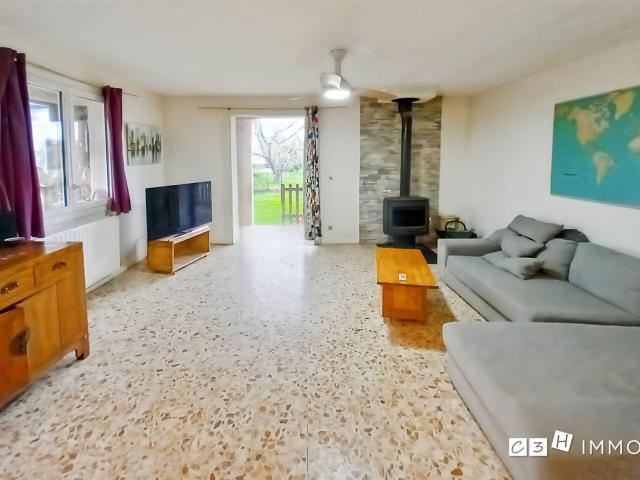Maison traditionnelle 5 pièces 108 m² de plain pied sur parc. 108m² Saint Hilaire
