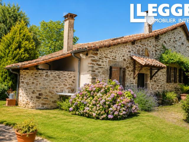 Maison traditionnelle avec beau jardin et deux granges