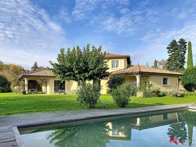Maison traditionnelle avec piscine et terrain paysagé Saint. 275m² Saint Cyr au Mont d'Or