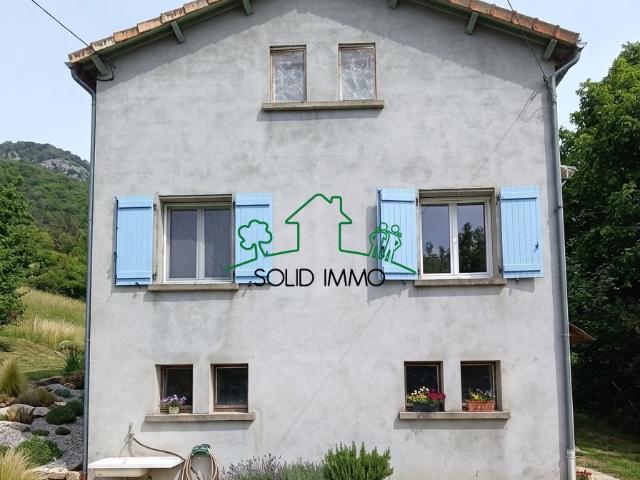 Maison traditionnelle de 113 m2 avec terrain de 11 000 m2 su. 113m² Burzet