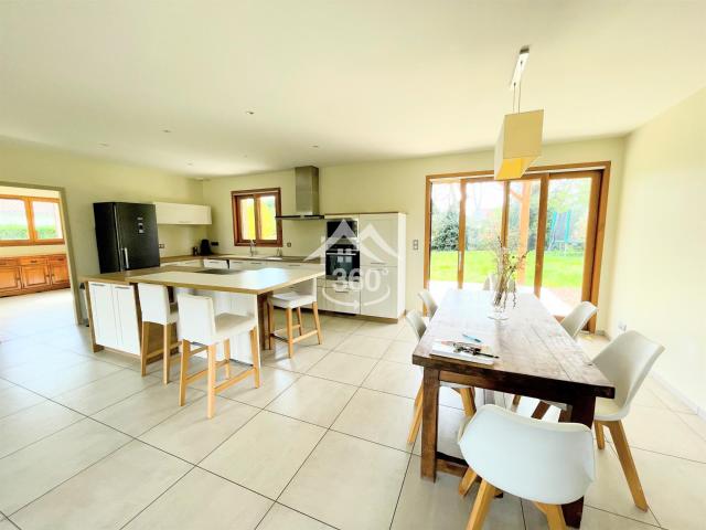 Maison traditionnelle de 157m2 de plain pied au cœur de Houe. 157m² Houeillès
