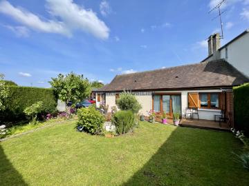 Maison traditionnelle de 4 pièces principales sur 382 m2 de