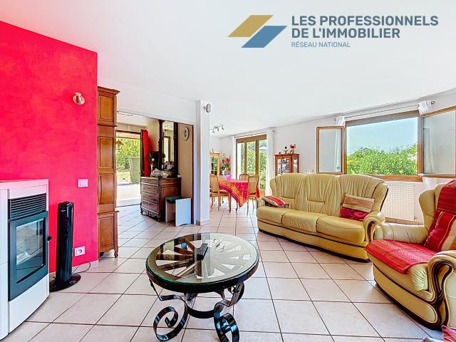 Maison traditionnelle de plain pied de 129,25 m2 habitable, sur un terrain de 1 760 m2