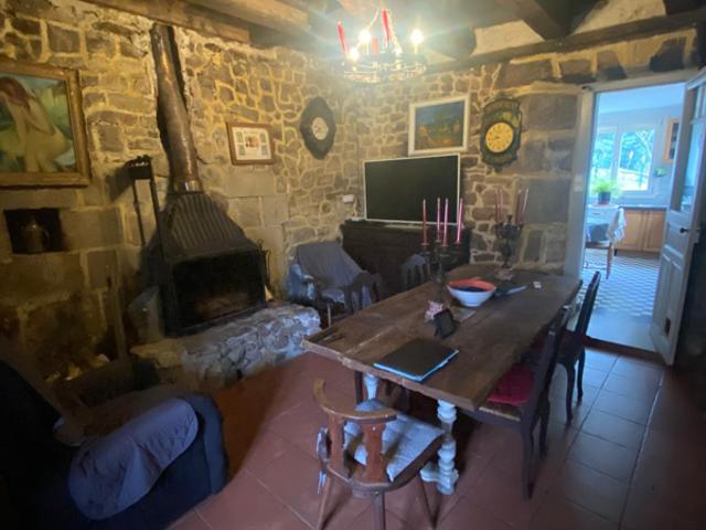 Maison traditionnelle de village avec une deuxième habitatio
