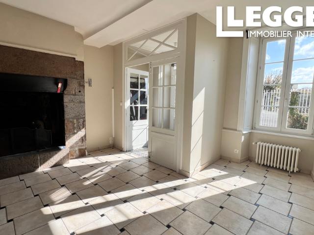 Maison traditionnelle en pierre de 5 chambres, à deux pas de Vire, avec garage et jardin clos privé